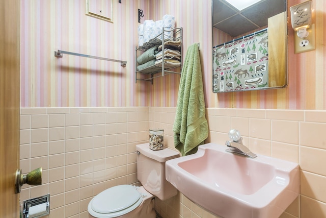 638 Double Day, Branson West, MO 65737 - full bathroom with wallpapered walls, tile walls, a sink, toilet, and wainscoting