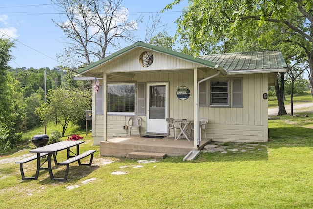 638 Double Day, Branson West, MO 65737 - view of front of property featuring metal roof and a front yard