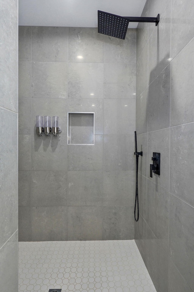 498 Mockingbird, Rogersville, MO 65742 - bathroom featuring tiled shower