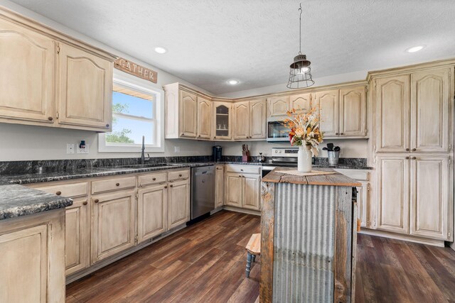 kitchen with stainless steel appliances, a sink, dark wood-type flooring, light brown cabinets, and recessed lighting