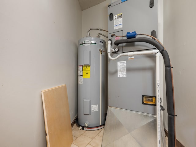 1622 Oakland Ave, Bolivar, MO 65613 - utility room with water heater
