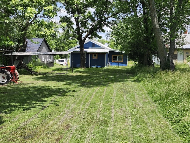 626 W N St, Mountain Grove, MO 65711 - view of green lawn with a carport