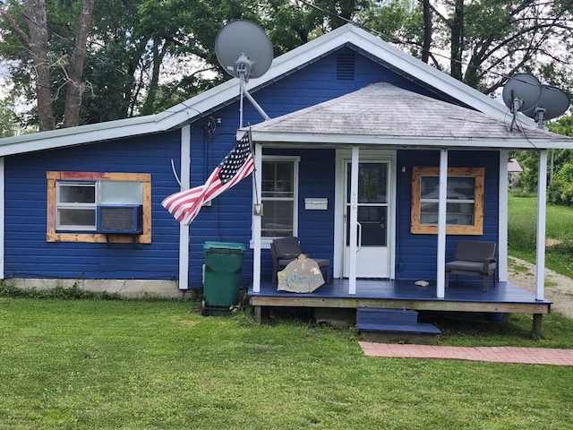 626 W N St, Mountain Grove, MO 65711 - view of front of home featuring a front yard and roof with shingles