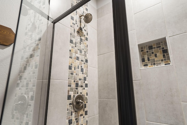full bathroom featuring a tile shower