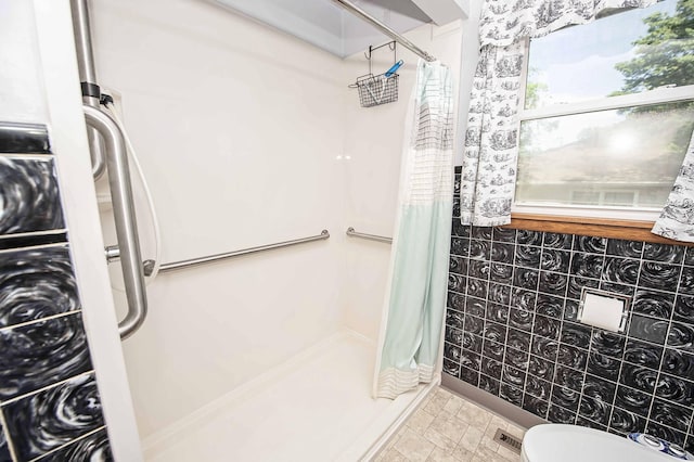 202 E Seminole St, Springfield, MO 65807 - bathroom featuring a shower with curtain and toilet