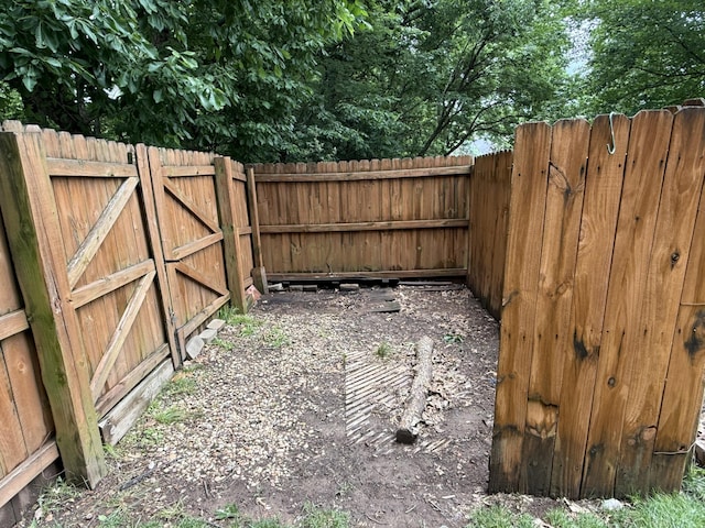 5135 S Clay Ave, Springfield, MO 65810 - view of yard featuring a gate