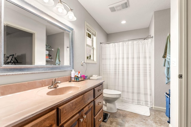 1054 Thoroughfare St, Seymour, MO 65746 - full bath with vanity, toilet, a shower with curtain, and a textured wall