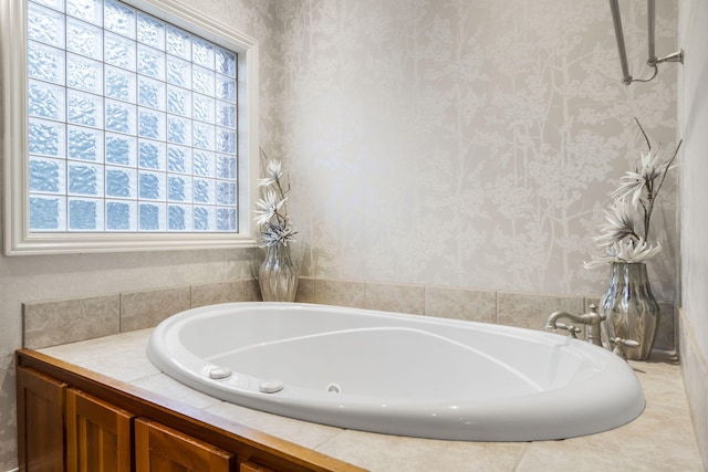 2421 Candlebark Ln, Lebanon, MO 65536 - full bath featuring a tub with jets and wallpapered walls