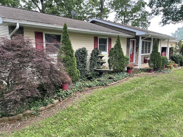 2704 Jennifer Dr, West Plains, MO 65775 - view of front of property with a front lawn