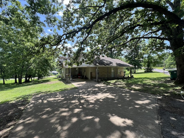 1010 Pine St, Cabool, MO 65689 - view of side of property featuring a lawn and driveway