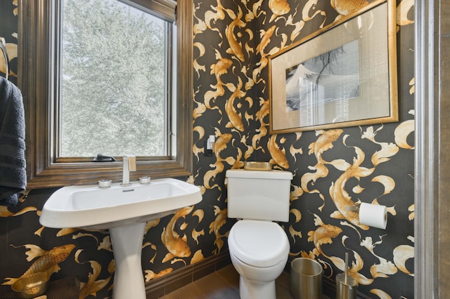 3596 E Montrose Ct, Springfield, MO 65809 - bathroom featuring wallpapered walls, toilet, and healthy amount of natural light