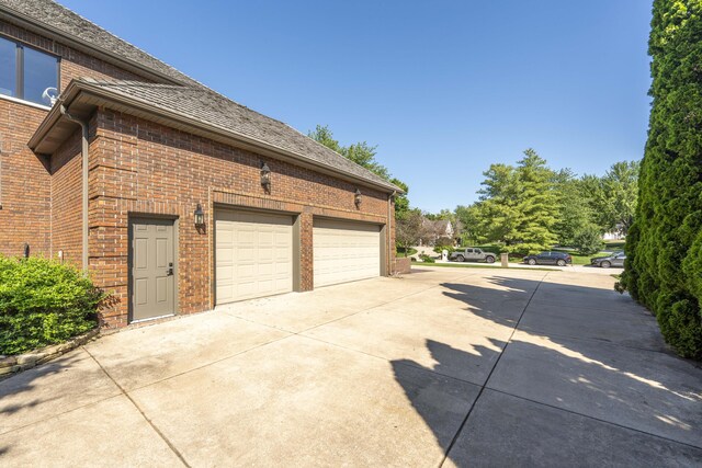 3596 E Montrose Ct, Springfield, MO 65809 - garage featuring concrete driveway