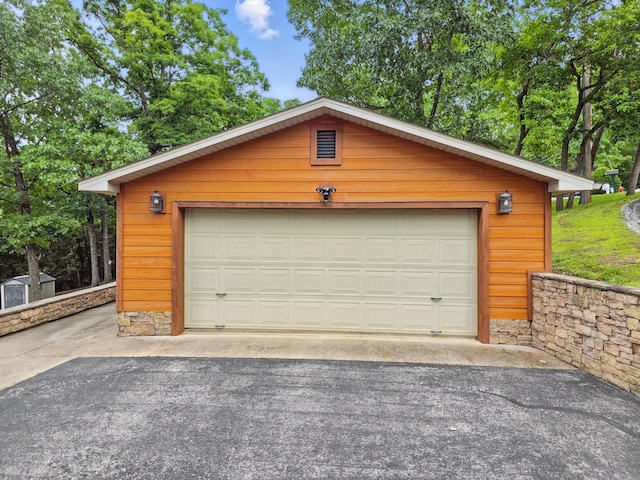 1041 Skyview Dr, Branson, MO 65616 - view of detached garage