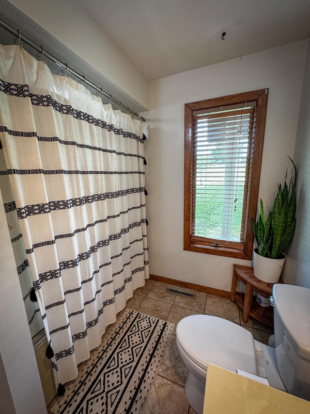 5350 E Farm Road 168, Rogersville, MO 65742 - full bath featuring toilet, baseboards, and a shower with shower curtain