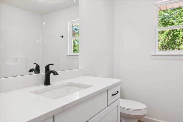 1239 W Arlington Ct, Springfield, MO 65803 - bathroom featuring vanity, healthy amount of natural light, toilet, and baseboards