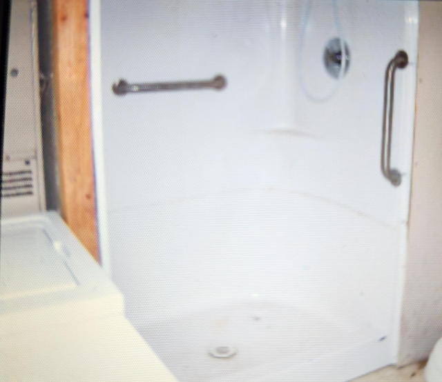 1208 W Fair Play St, Bolivar, MO 65613 - full bathroom featuring a shower