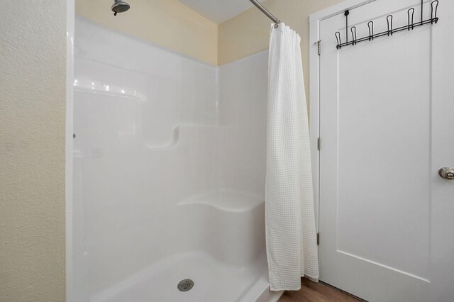 1132 E Lakota St, Nixa, MO 65714 - bathroom with a shower with curtain and wood finished floors
