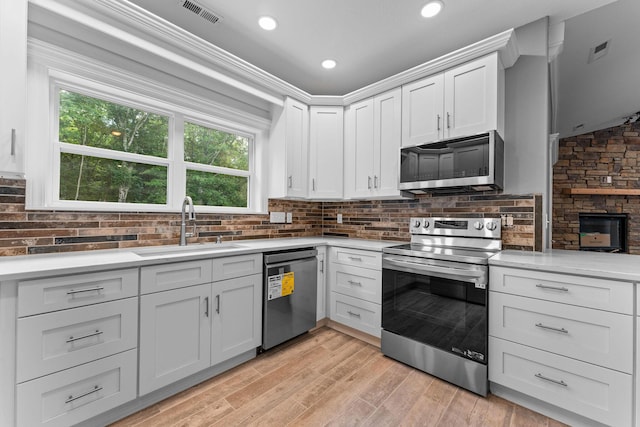 680 Highpoints Rdg, Branson, MO 65616 - kitchen with stainless steel appliances, a sink, light countertops, tasteful backsplash, and recessed lighting