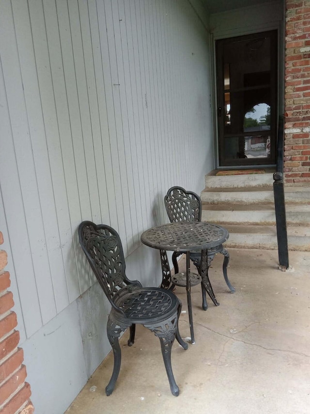 1361 E Dunkirk St, Springfield, MO 65804 - doorway to property