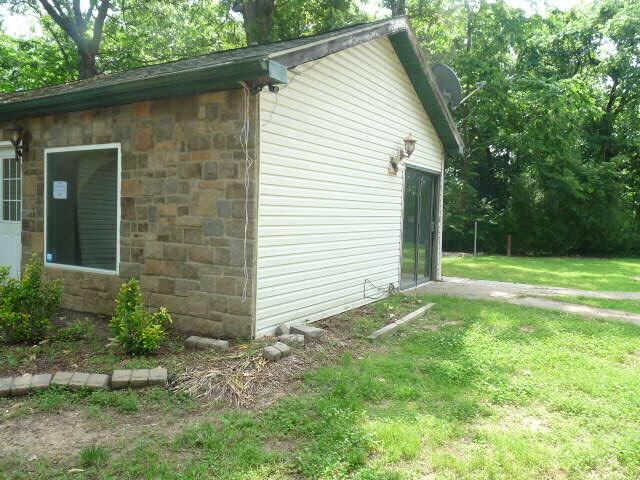 1098 Sundown Ln, Forsyth, MO 65653 - view of side of property with a yard and stone siding
