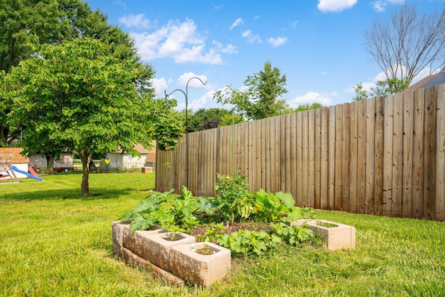 1427 W Missouri St, Buffalo, MO 65622 - view of yard featuring a garden