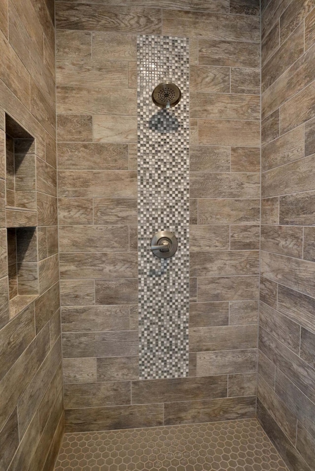 1189 N Cedar Ridge Ave, Springfield, MO 65802 - full bath featuring a tile shower