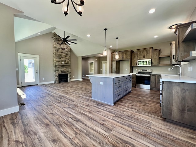 409 Silverwood Cir, Branson West, MO 65737 - kitchen featuring stainless steel appliances, open shelves, a sink, open floor plan, and baseboards