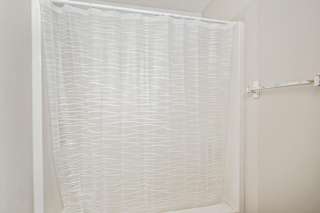 849 S Mahn Ave, Springfield, MO 65802 - bathroom featuring a shower with shower curtain and a textured ceiling