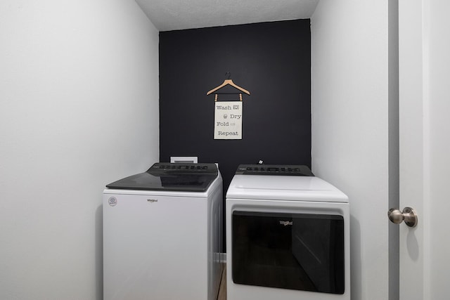1118 E Lakota St, Nixa, MO 65714 - laundry area featuring washer and dryer
