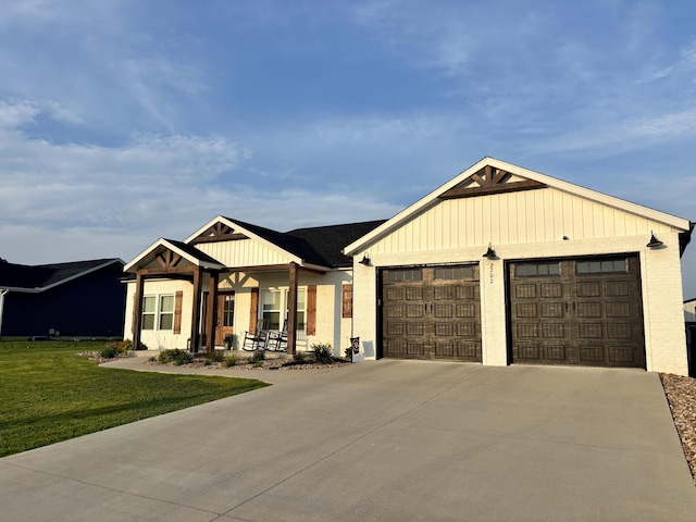 2702 Town Dr, Mountain Grove, MO 65711 - modern farmhouse featuring concrete driveway, a front lawn, a porch, a garage, and brick siding