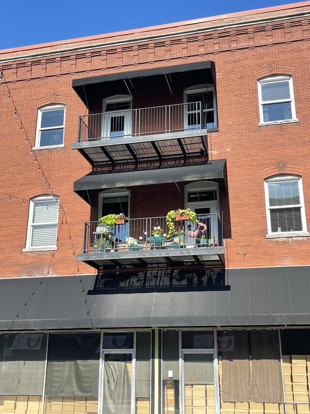 view of apartment building / complex