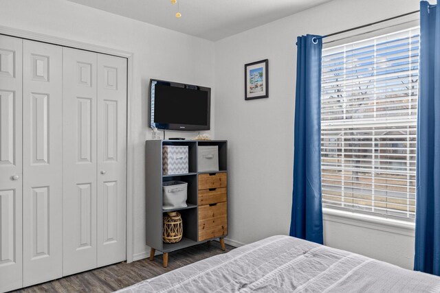 690 Fall Creek Dr Unit 5, Branson, MO 65616 - bedroom featuring wood finished floors, a closet, and baseboards