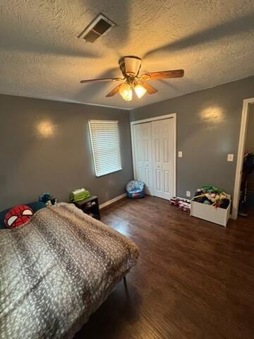 9153 N Hwy Highway, Mountain Grove, MO 65711 - bedroom featuring dark wood finished floors, a closet, a textured ceiling, ceiling fan, and baseboards