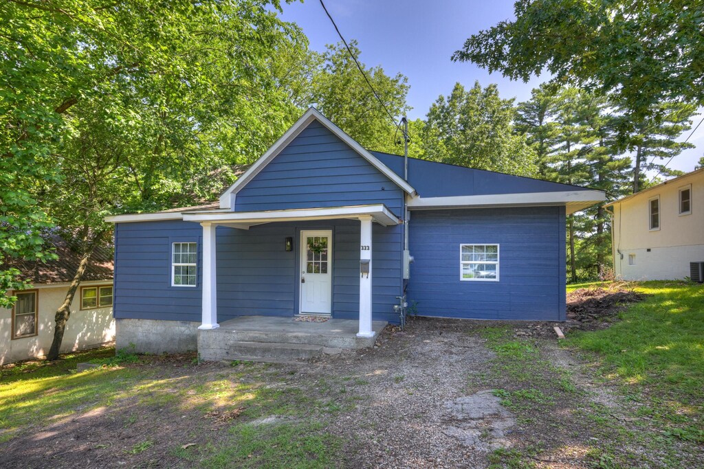 333 W Hill St, Neosho, MO 64850 - bungalow-style home featuring covered porch