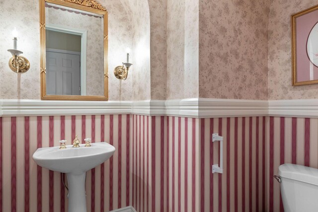 193 Honeybee Dr, Branson, MO 65615 - half bathroom with wallpapered walls, toilet, and wainscoting