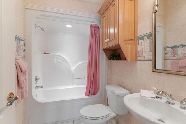 193 Honeybee Dr, Branson, MO 65615 - bathroom featuring toilet, a sink, and shower / bathtub combination with curtain