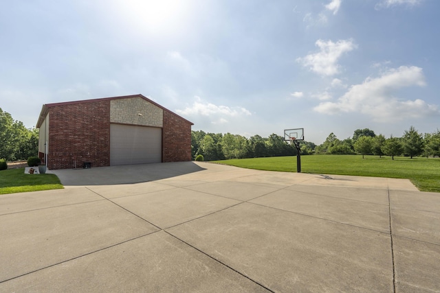 1865 N Hearthstone Ln, Strafford, MO 65757 - view of side of property with brick siding, a yard, and concrete driveway