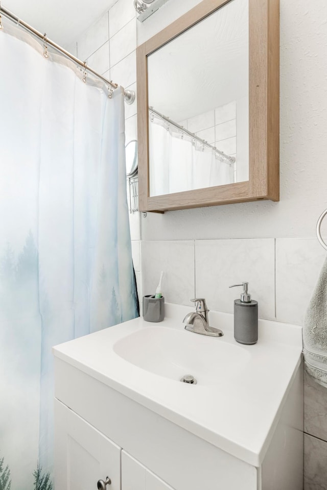 1609 N Lyon Ave, Springfield, MO 65803 - full bath with vanity, decorative backsplash, and curtained shower