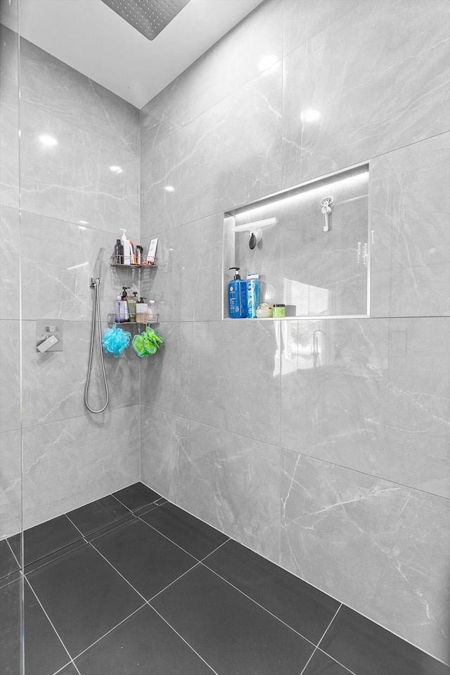 518 N Dublin Dr, Nixa, MO 65714 - full bath with a tile shower