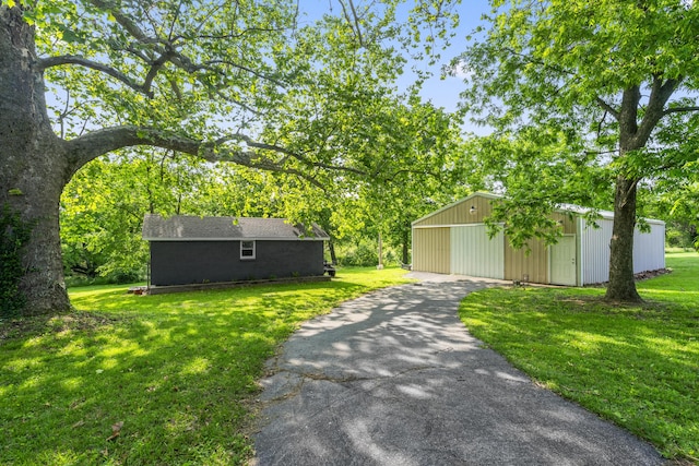 4159 N Farm Rd Unit 173, Springfield, MO 65803 - view of front of property with an outdoor structure, a detached garage, and a front yard
