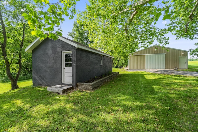 4159 N Farm Rd Unit 173, Springfield, MO 65803 - view of grassy yard with an outdoor structure and a detached garage