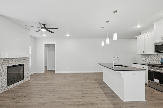 406 Barton Pl, Neosho, MO 64850 - kitchen with stainless steel appliances, dark countertops, ceiling fan, a sink, and open floor plan