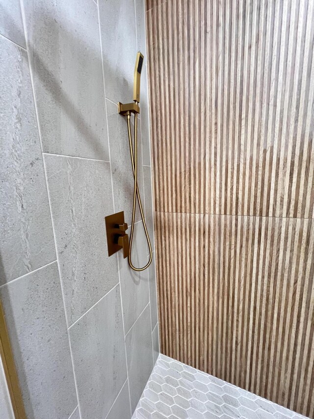2090 N Silver Charm Ave, Springfield, MO 65802 - bathroom with a tile shower