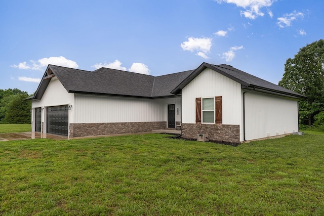 419 Wyldewood Dr, Fordland, MO 65652 - view of front facade featuring a garage, stone siding, and a front yard