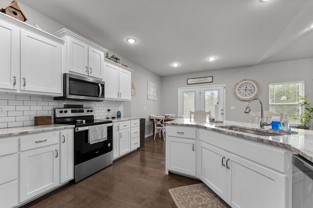 419 Wyldewood Dr, Fordland, MO 65652 - kitchen with appliances with stainless steel finishes, a sink, recessed lighting, decorative backsplash, and plenty of natural light