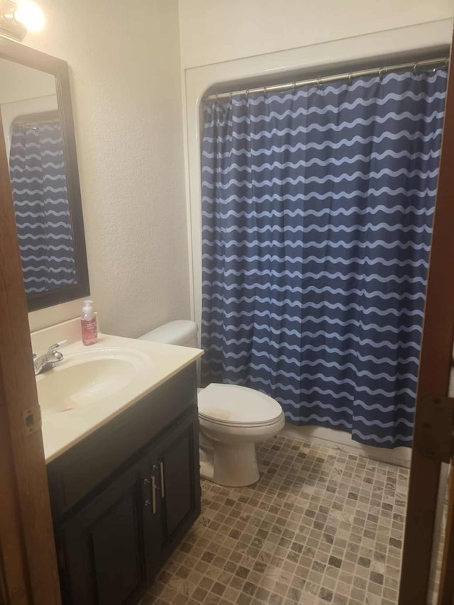 108 Prince St, Buffalo, MO 65622 - full bath featuring toilet, vanity, a textured wall, and curtained shower