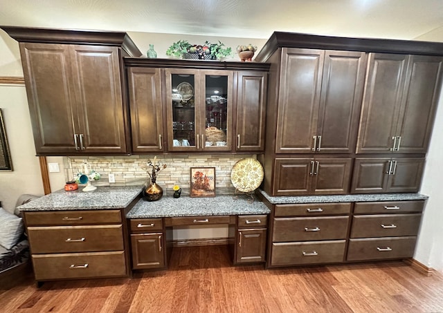 1762 Hickory Ridge Cir, Nixa, MO 65714 - bar area featuring wood finished floors and tasteful backsplash