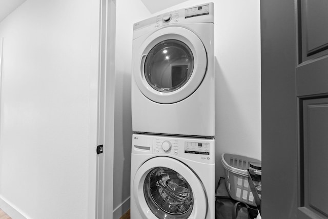 400 Poolside Pass, Hollister, MO 65672 - laundry room featuring estacked washer and dryer