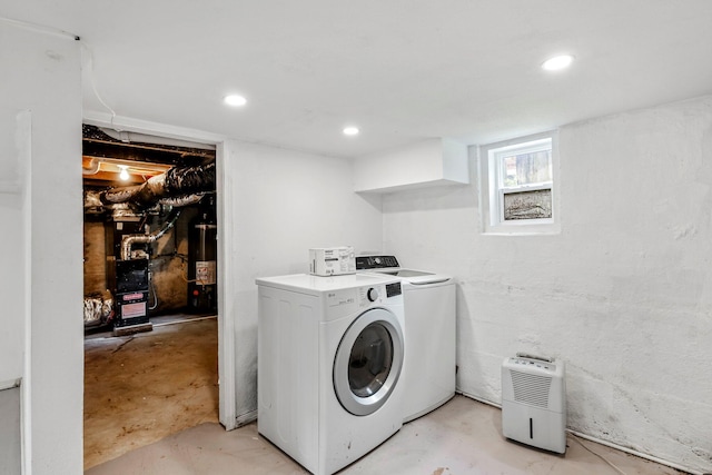 318 W Olive St, Aurora, MO 65605 - laundry room featuring washing machine and clothes dryer, heating unit, recessed lighting, and gas water heater