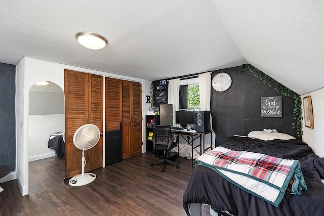 214 Rudolph St, Seymour, MO 65746 - bedroom featuring dark wood-style floors, a textured ceiling, an office area, lofted ceiling, and a closet